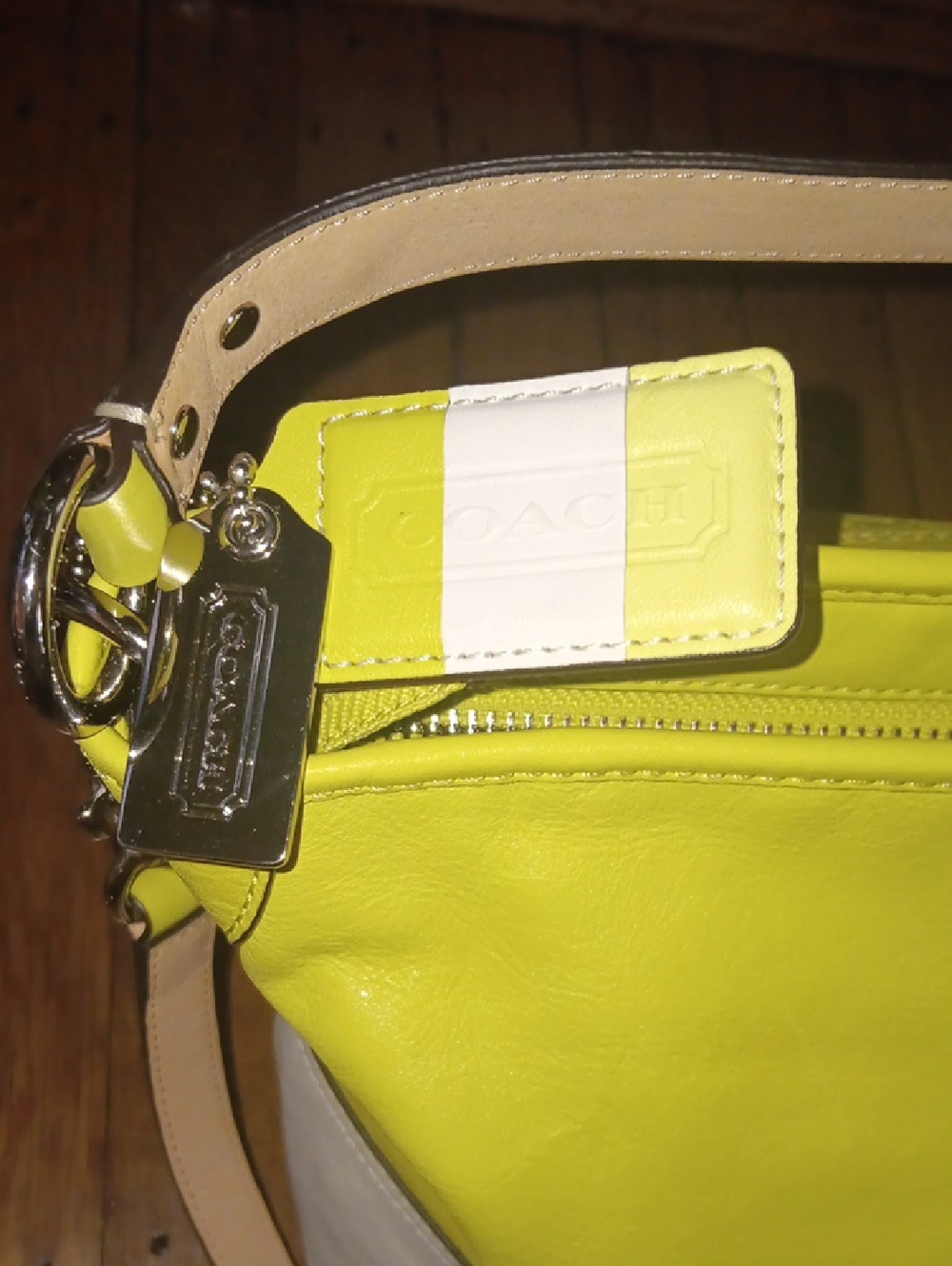 Coach Two-Tone Yellow & White Leather Shoulder Bag - Picture 3 of 6